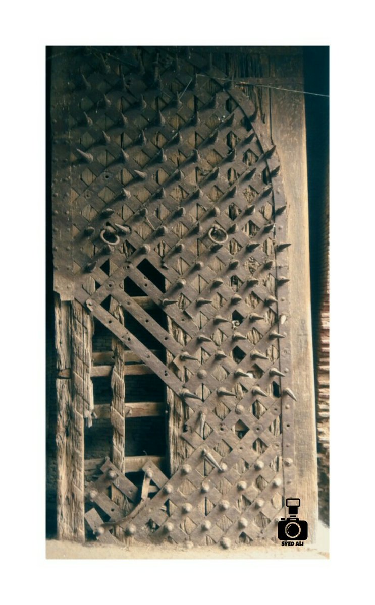 Door spikes... Old Entrance 
[Sheesh Mahal, Jansath] 

@builthistories @DalrympleWill @IndiaArtHistory @Royal_Mughals @tawairkh @JAJafri @Rezavi @ssharadmohhan @historywali @PropitiousOn3 @PunjabiRooh 

#HistoricalRomance #MughalEra #RoyalPeriod #MedievalEra