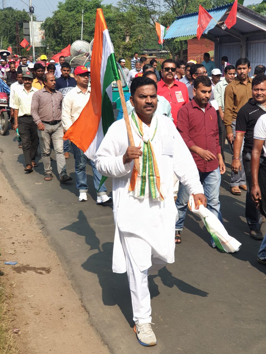 The long March, of thousands of common people under the banner of all trade unions against the anti labour & anti people policies of BJP government has started from Chittaranjan.@IYCWestBengal @INCWestBengal @RahulGandhi @puitandy1 @RPJ_Jha @jit140420131 @PratapS1010 @INTUCIndia