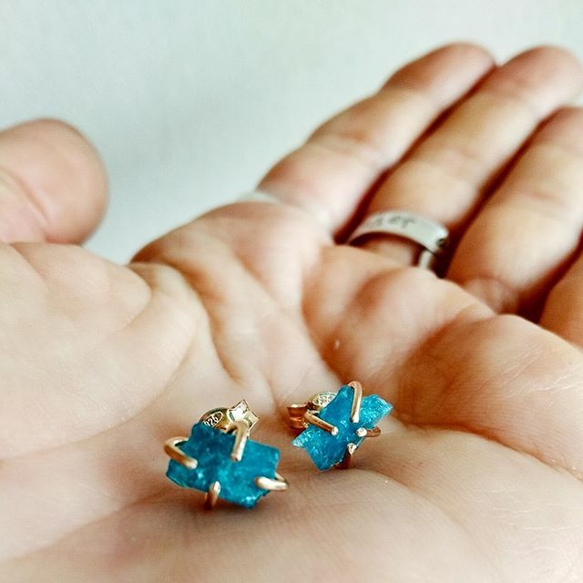 CREATEbyMaria's tweet photo. 🌟 Raw blue apatite studs in gold plated sterling silver. 🌟 https://t.co/aF66VsSJwU https://t.co/3jqmYYEebf