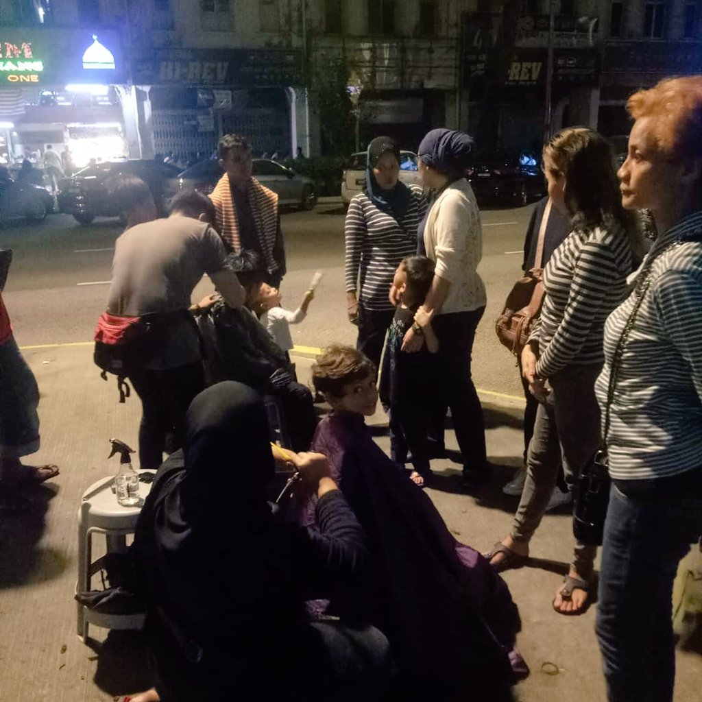 iamkuziras's tweet image. Alhamdulillah. Few days ago, a project by @TreeForSociety successfully done. Haircut4Homeless x Back2School @ Chow Kit. Haircut together with dinner and Clothes distribution. Sambil tu we santai2 with them to teach what need to be thought on LIVING AS HUMAN 💕🌸