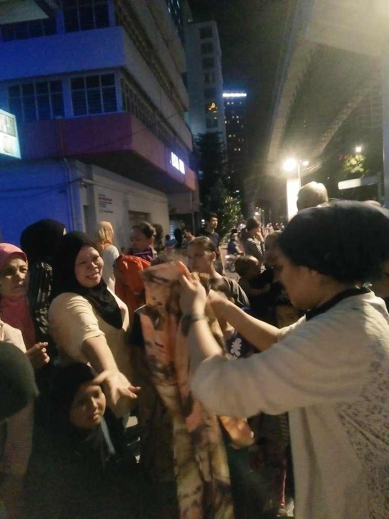 iamkuziras's tweet image. Alhamdulillah. Few days ago, a project by @TreeForSociety successfully done. Haircut4Homeless x Back2School @ Chow Kit. Haircut together with dinner and Clothes distribution. Sambil tu we santai2 with them to teach what need to be thought on LIVING AS HUMAN 💕🌸