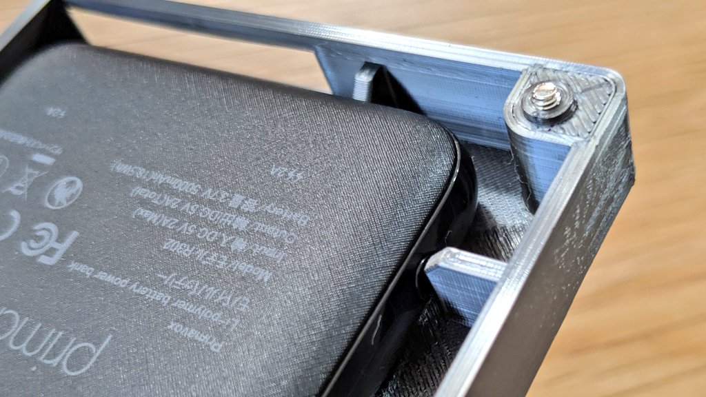 TaroKichijo's tweet image. なお、1点、Karuhamiyanさんは問題ないようですが、私の環境ではアタッチメントの突起部分がモバイルバッテリーのボタンに干渉するために、誤動作しましたので、うまく行かない方は、ボタンが押されない程度にヤスリで削るか、ニッパー等で少しカット（こっちのが楽）してください。