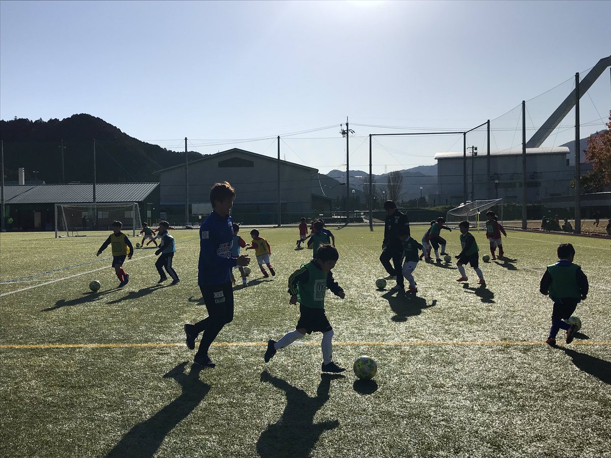 Fc岐阜サッカースクール 郡上八幡ライオンズクラブ60周年記念 Fc岐阜サッカー教室 郡上市にある まん真ん中広場 にてサッカー教室が開催されました 粟飯原選手 中島選手 難波サダーと一緒にサッカーを楽しみました プロの選手と一緒に Fc岐阜サッカースクール 郡上八幡ライオンズクラブ60周年記念 Fc岐阜サッカー教室 郡上市にある まん真ん中広場 にてサッカー教室が開催されました 粟飯原選手 中島選手 難波サダーと一緒にサッカーを楽しみました プロの選手と一緒に