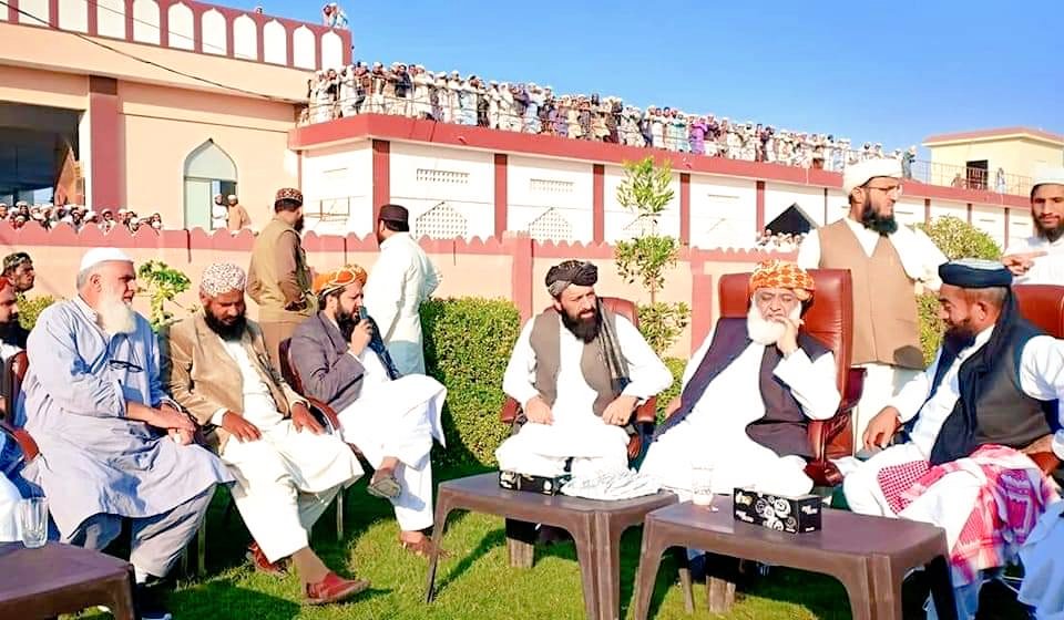 mujeebamroti's tweet photo. قائد جمعیت حضرت مولانا فضل الرحمن صاحب مدظلہ مولانا منظور ا��مد مینگل سے انکی والدہ کے انتقال پر اظہار تعزیت و دعائے مغفرت کررہے ہیں۔ https://t.co/pvNUUto5PX