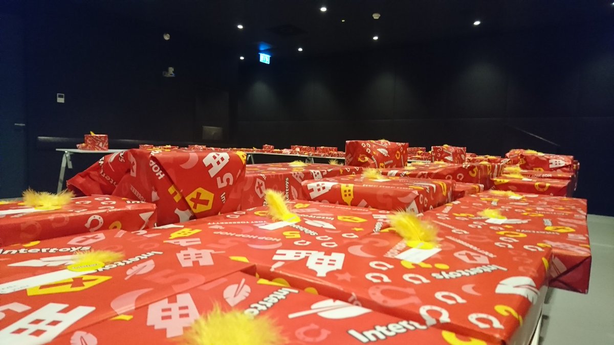 Erg drukbezocht #Sinterklaasfeest bij <a href="/EvidesWaterbedr/">Evides Waterbedrijf</a>. Met erg veel lieve kindjes aan het aantal cadeautjes wat klaar staat te zien!
#sintenpiet #Rotterdam #waterbedrijf #Evides