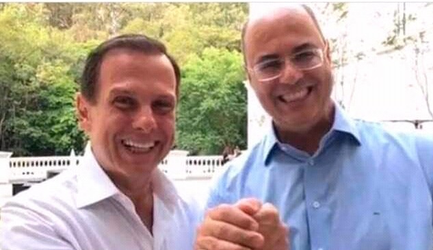 O que se vê nessa foto?

Eu: Dois oportunistas unidos para derrubar um homem.