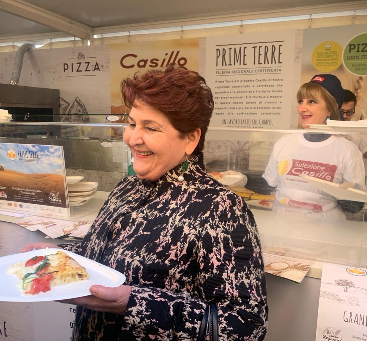 TeresaBellanova's tweet photo. A Matera, al #VillaggioColdiretti. Coltura e cultura vanno di pari passo. Agricoltura significa parlare di tradizioni secolari in grado di guardare al futuro, grazie a tecnologia e innovazione.
C'è tanto lavoro da fare, noi siamo già impegnati, su tutti i fronti. https://t.co/QAY54AJKrf