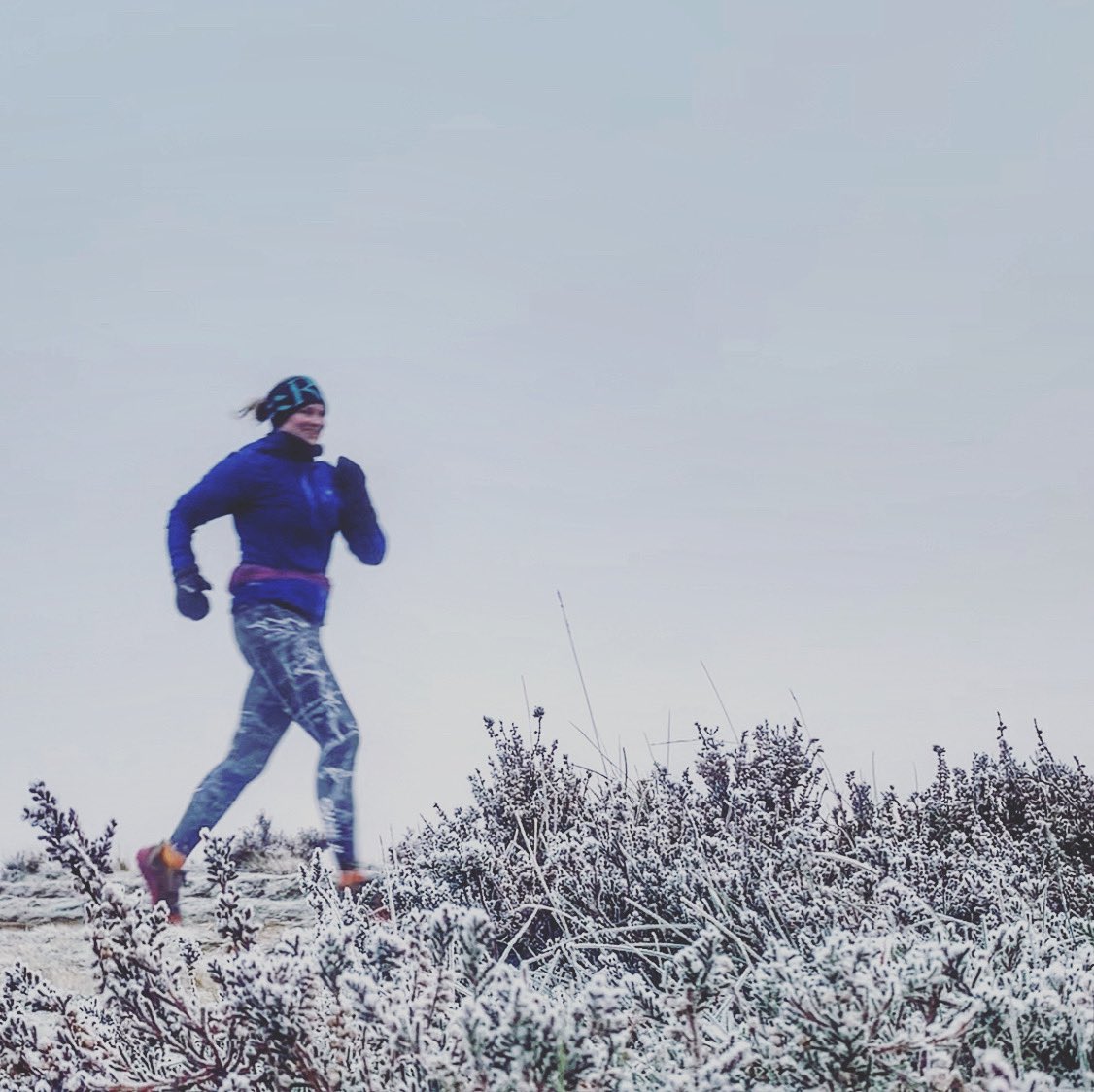 jenscotney's tweet photo. Just 5 miles this morning in the ice... but getting out at 7.30am was impossible with my fatigue a few months ago, so good to see how far I have improved 🙏🏻 testing a long one tomorrow... can’t wait 🙌🏻 (although will moan to @runpeaks all day if it’s foggy 🙄😂 #divastrop ) https://t.co/uTEHcxWows