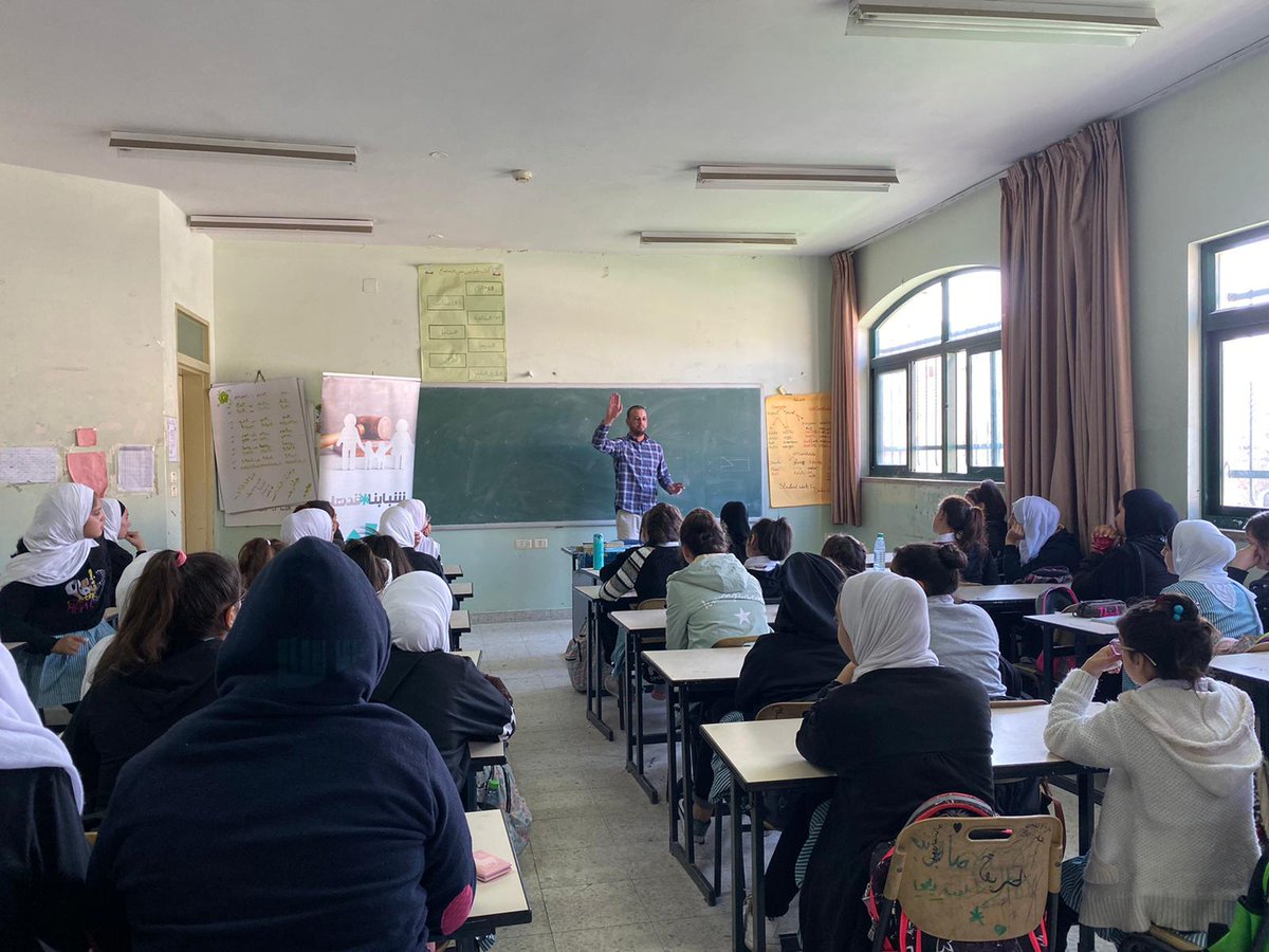 نفذت مؤسسة #الرؤيا_الفلسطينية ضمن مشروع #شباننا_قدها 10 ايام تعليمية ترفيهية في كل من محافظتي القدس والخليل ، شملت  ورشات عمل حول مواضيع تخص العنف والتنمر وفعاليات تفريغ تساهم في  زيادة توعية وتثقيف الطلبة حول التنمر والعنف كممارسات سلبية بين طالبات وطلاب المدارس

#اليونيسف