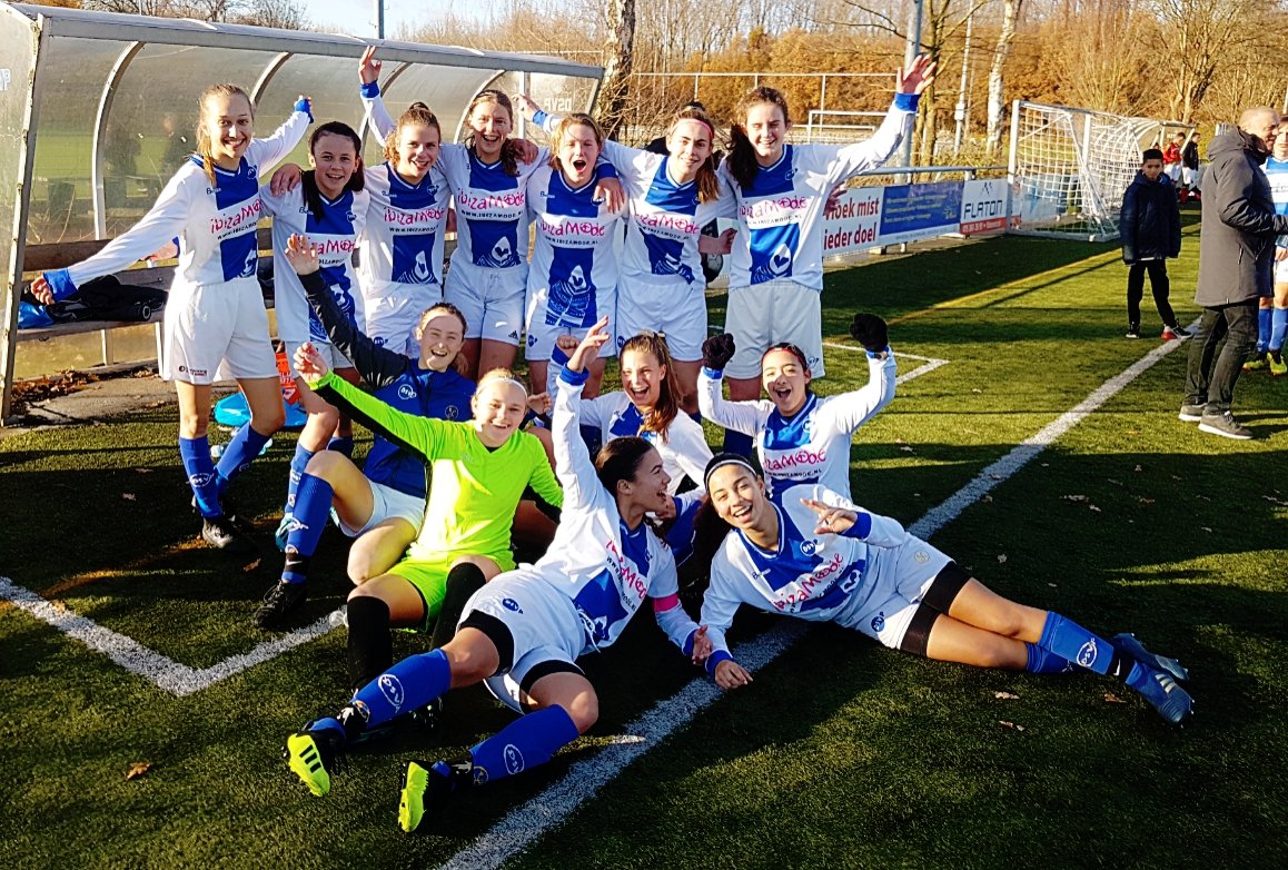 Anita3871's tweet photo. Intussen, thuiswedstrijd voor #dsvp mo17-1 tegen koploper Hapert mo17-1 gewonnen met ) 2-0, vooral de eerste helft was goed van DSVP . Lekker meiden! https://t.co/U2DyiblDBA