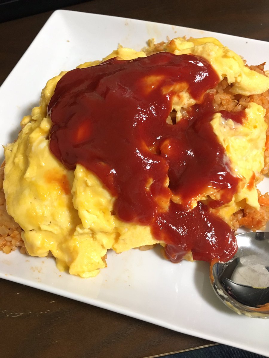 Mon Masaru ケンタッキー炊き込みご飯使ってオムライスにした ニンニク効き過ぎな気がするけど美味しい