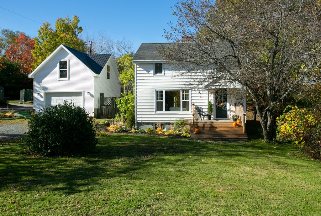 NEW PRICE

This recently renovated, light-filled home has so many features. We love the garage with loft!

301 Waverley Road #dartmouthns
MLS® #201925130
$269,900

Contact RDR's Mark Mullane: 902.403.8393, mark@reddoorrealty.ca

Details: reddoorrealty.ca/listings/detai…