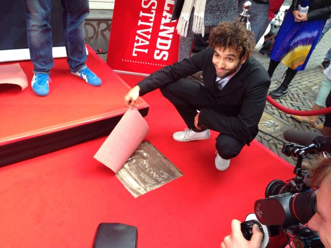 KangMBlack's tweet photo. Beste Acteur ‘13 @.MarwanKenzari onthult zijn Gouden Tegel op de @.TalentenPro Filmboulevard #nff2014 #TP15jaar
Source : @.TalentenPro https://t.co/UfyOlNmCxH