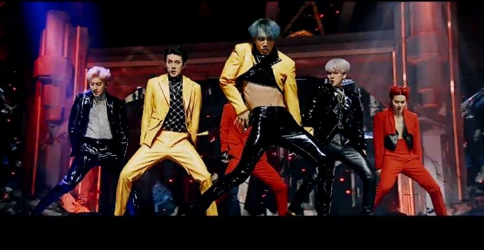 Selvi98444590's tweet photo. Kai kata Jongin disuruh pake baju yang bener #EXO_THE_STAGE #XEXOver https://t.co/q9b5z5wSvs