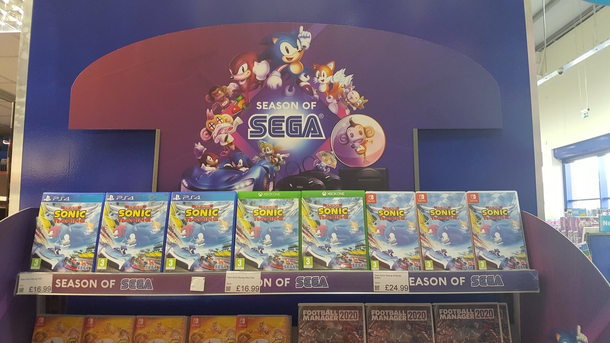 DaveLuty's tweet photo. Sega have installed Christmas themed displays at Smyths toy stores. https://t.co/9cpWYDCZMQ