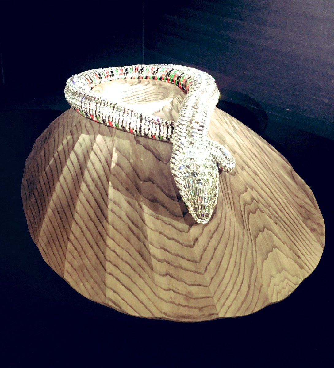 anko_ankake's tweet photo. キラキラを見たくてカルティエ展行ったら、キラキラを超えた素晴らしい技術の結晶からなる芸術だった…個人蔵が多かったけど、どんな人がオーダーしてどんな洋服に合わせるのか想像してもしきれない…一生分の輝きをみた 笑
#カルティエ展 #カルティエ時の結晶 #新国立美術館 https://t.co/fZ0TYaXHm4