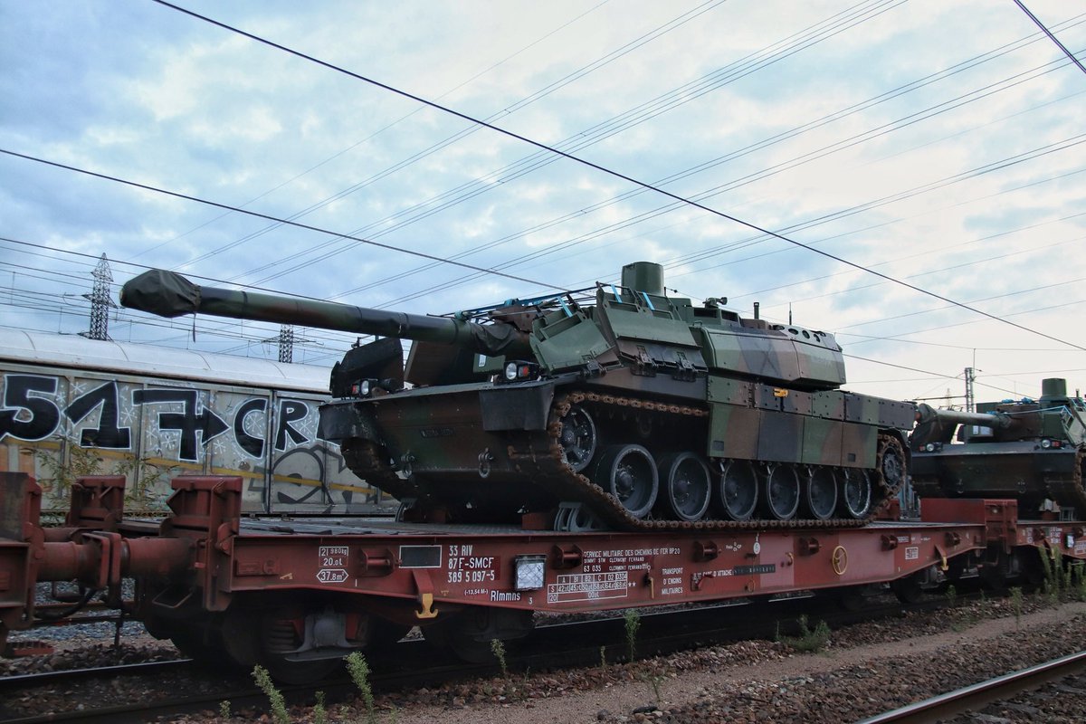 Et aujourd’hui me dirait vous? Et ben c’est pareil. Tout véhicule militaire est souvent limité par le gabarit ferroviaire.