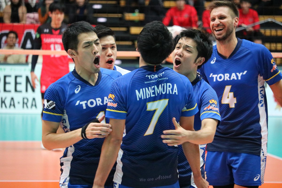 irvovihs's tweet photo. 峯村くんサービスエース！
駆け寄るチームメイト😇😇😇

20191123＠大田
#東レアローズ
#峯村雄大
#アントニン・ルジェ
#富松崇彰
#藤井直伸
#井手智 https://t.co/VZbbuiYHMn