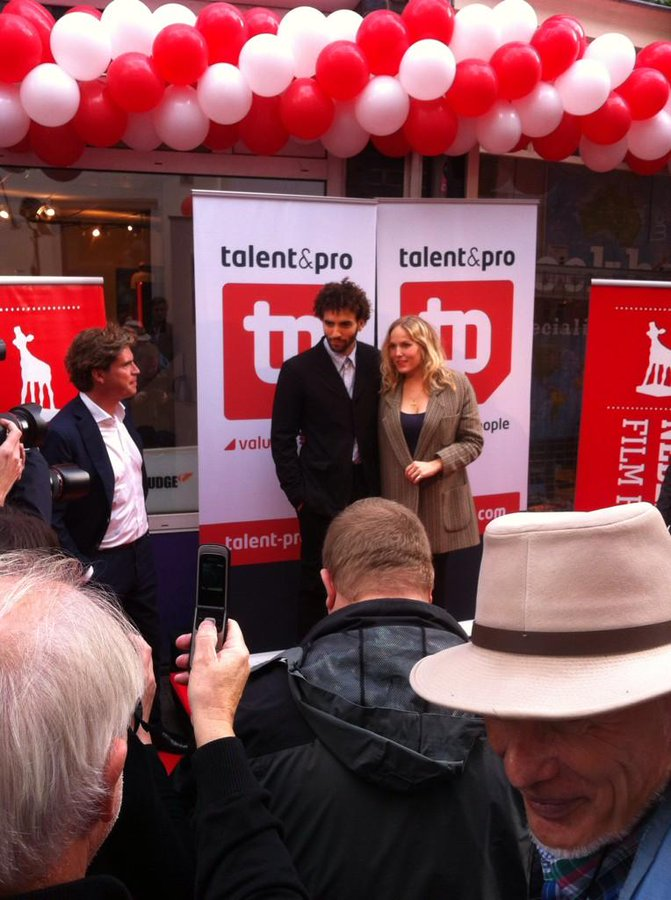KangMBlack's tweet photo. De Talent&Pro Filmboulevard is 2 Gouden Tegels rijker! Gefeliciteerd @.MarwanKenzari en @.Hademini
#nff2014
Source : @.TalentenPro https://t.co/08MAzEW9Is