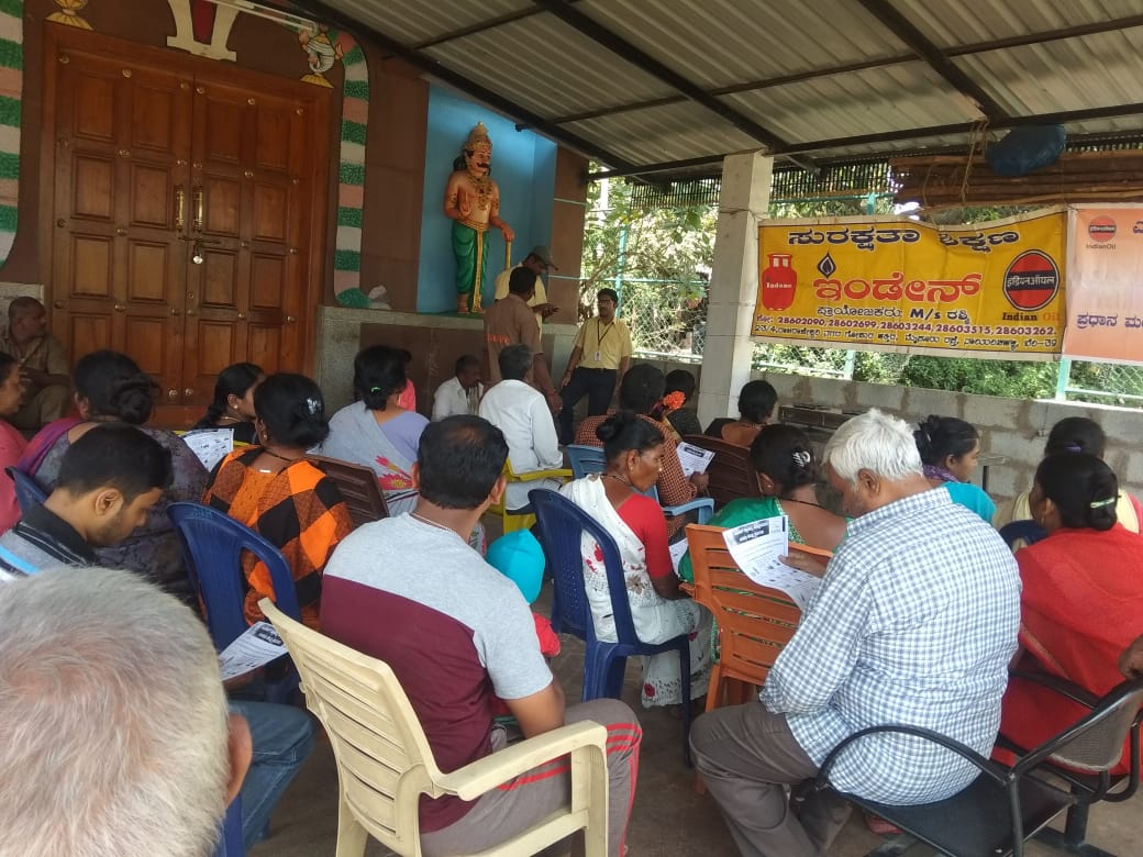 udaykmr333's tweet photo. #IndaneDeliveryAssurance
#Indane not only serves you #CleanLPG but also #SafeLPG.
Indane Distributors @karnataka_ioc #Rashmi educating customers on Pre Delivery checks @Kengeri.
@IndianOilcl @ChairmanIOCL @tsatishkumar25 https://t.co/K20emHLtC9