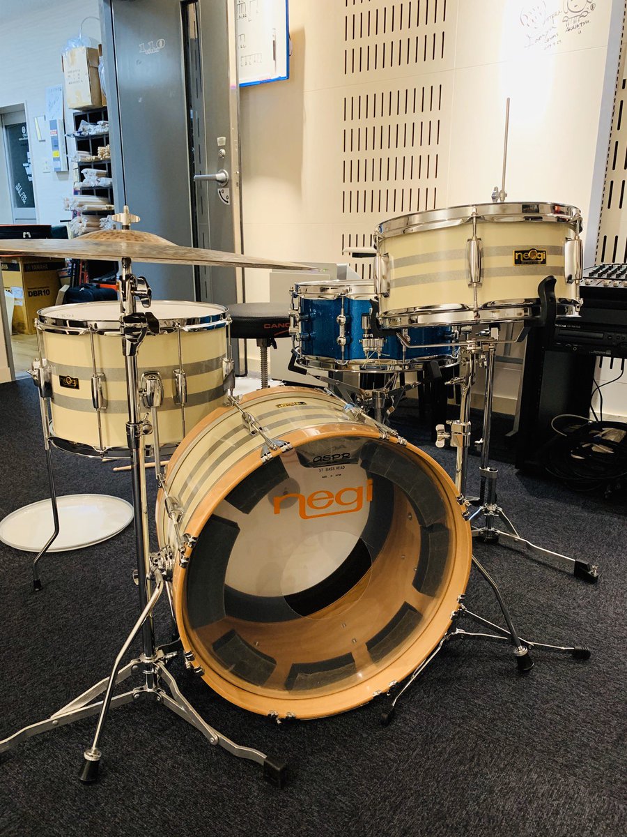 ageancymbals_jp's tweet photo. 110studio がネギドラムさんにオーダーして作って頂いた、通称 911号 ほぼ完成に近づいて来ました。
後は、スネアを小口径で良いのを今度ネギさんとこ伺った時に探して来ます。
大垣迄、叩きに来て下さい。^_^
#110studio #negidrum #ageancymbals #大垣 https://t.co/japrpQcE5G