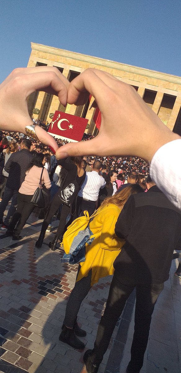 Sanki yarım yaratılmıştık 
Ve birbirimizi bulup 
BİR OLMUŞTUK.
(Fotoğraf şahsıma aittir almadan haber verirseniz sevinirim.)