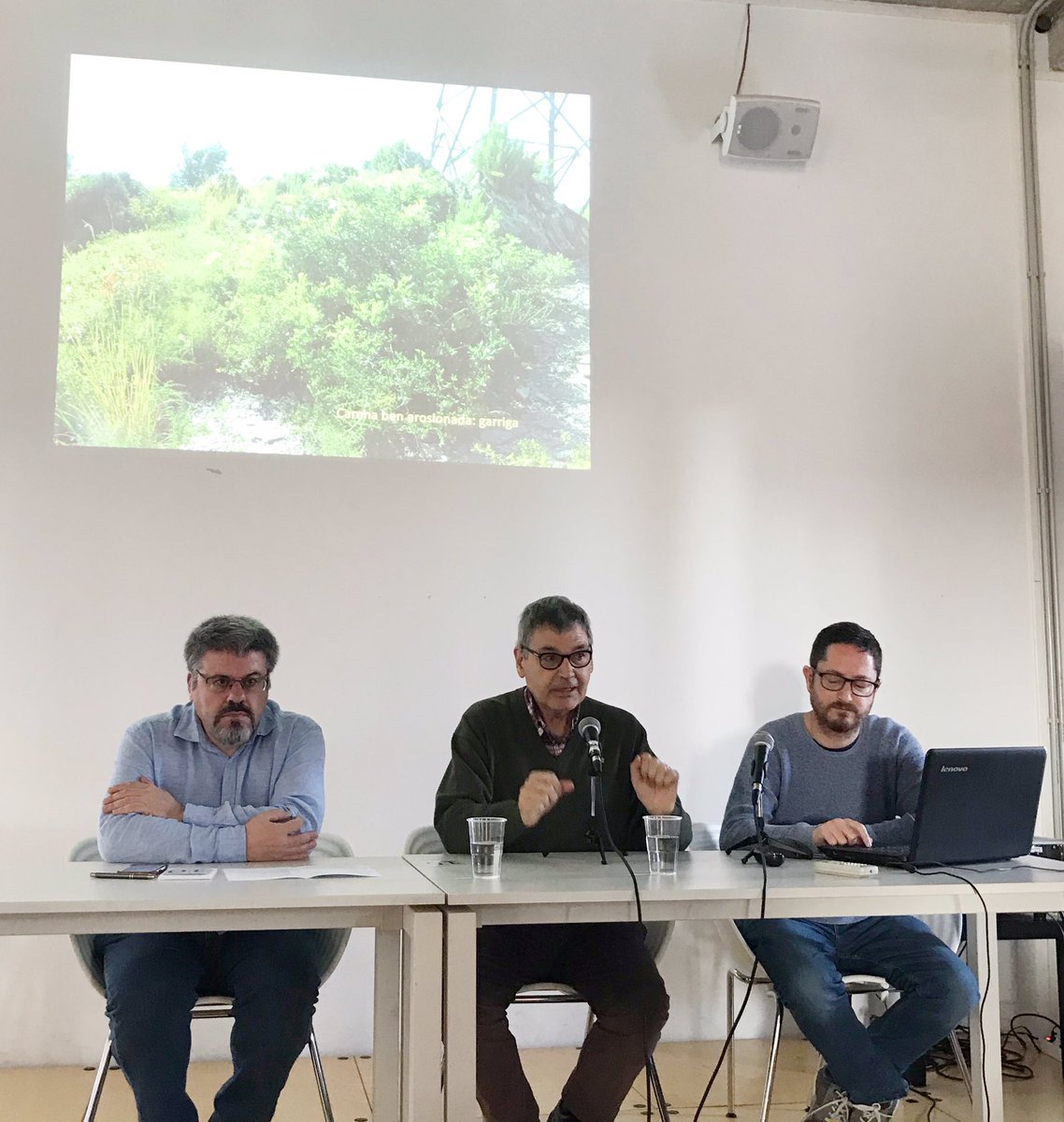 CESantboians's tweet photo. ✍🏼 1es Jornades de #LaRutllaCES 

👉🏼 “Factors de canvi en la flora i la vegetació de l’entorn de Sant Boi de Llobregat”

🙋‍♂️ Jaume Sans i Josep M. Panareda 

#LaRutllaCES https://t.co/QbJL88b9kz