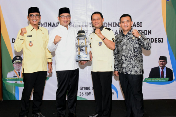 PRFMnews's tweet photo. Ridwan Kamil Dinobatkan sebagai Gubernur Desa oleh APDESI Jabar https://t.co/PefmLkWa3s https://t.co/mx1Xqstbo4