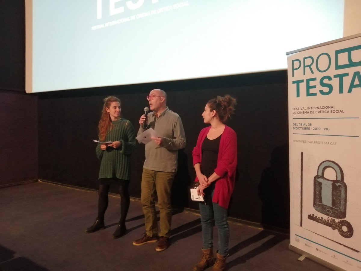 FundacioSERGI's tweet photo. Prop de 80 persones gaudeixen de la història d'amor entre dues noies de Kènia a la projecció de 🎥 'Rafiki' dins el cicle #Sinergies2019 i @FProtesta. En acabat intercanviem impressions amb l'associació @ACATHI. #gènere #drets #igualtat #LGTBI #protestaEnRuta https://t.co/pPQz7yTHyT