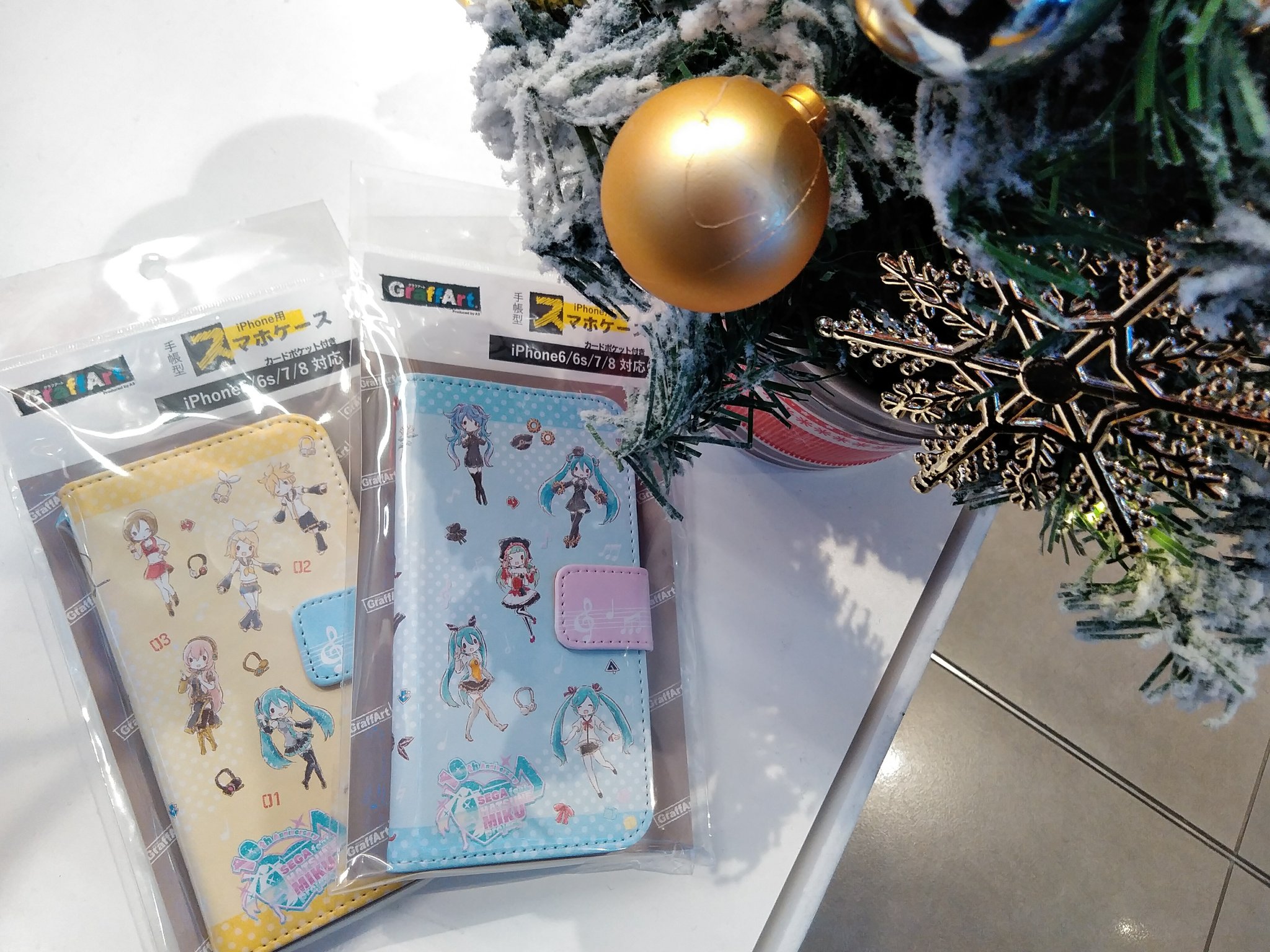 تويتر 株式会社a3 Tokyo على تويتر 商品のご紹介 セガベース クリスマス出張所 で販売中 初音ミク Projectdiva より 手帳型スマホケースのご紹介です キャラクターが全体にちりばめられた賑やかなデザイン グラフアートで描かれた可愛いキャラ