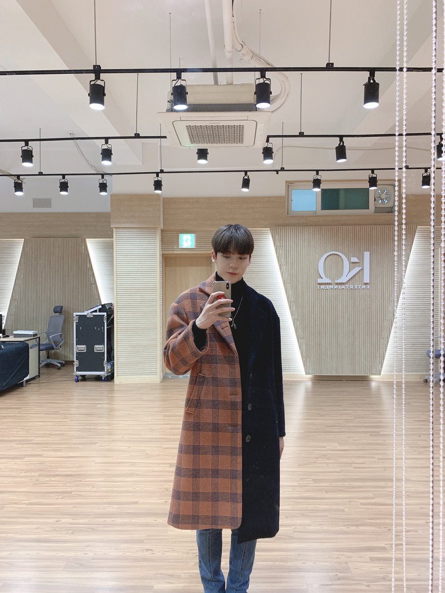 ATEEZofficial's tweet photo. [#윤호] 윤호의 깜짝! 근접 셀카와 저번에 찍은 사진 머리 공개 버전🥰💝
#ATEEZ #에이티즈 https://t.co/6dHr0qafyM