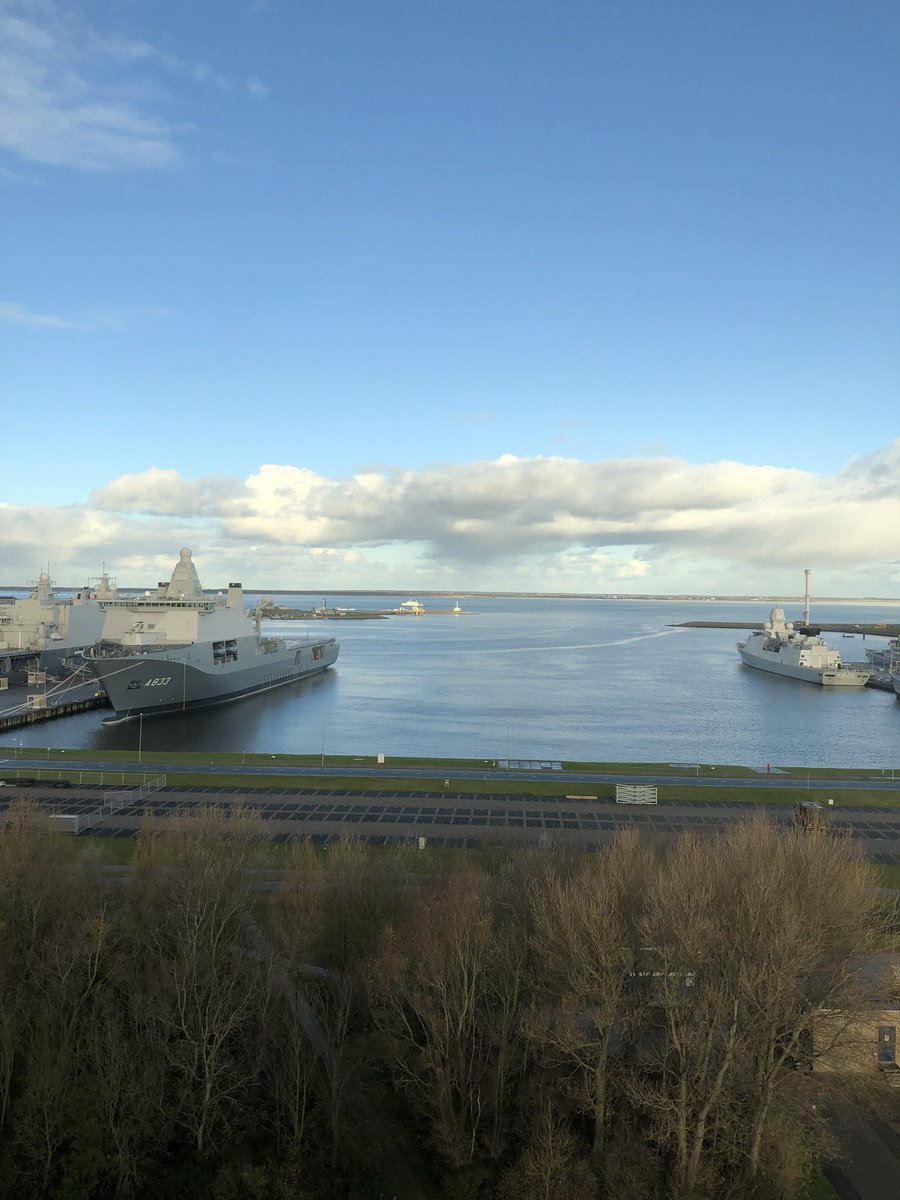 Onze Marine duikers zijn vertrokken a/b van ZrMs Makkum. De mannen gaan duiken op het wrak van de onfortuinlijke Urker vissermannen. De Marine leeft mee met de nabestaanden, vrienden, en de hele Urker gemeenschap. Voor wat het waard is, ik hoop dat onze duikers succes hebben:-(