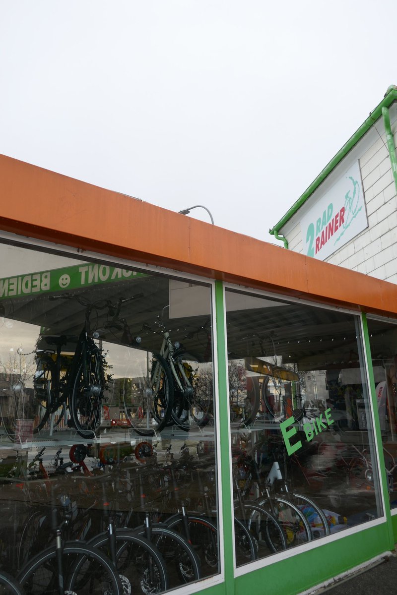 elmers87's tweet photo. #NewStoryInANutshell from Thursday:

1. #VeganIceCream at the ice cream parlour that's been going for 80+ years
2. #PublicLuxury open air swimming pool
3. #Kindness: #Organic cheese, fed to me by a stranger
4. #ebikes in a big way everywhere.

#NewStoryRide
#GoodNewDays https://t.co/F0KkAfEpZs