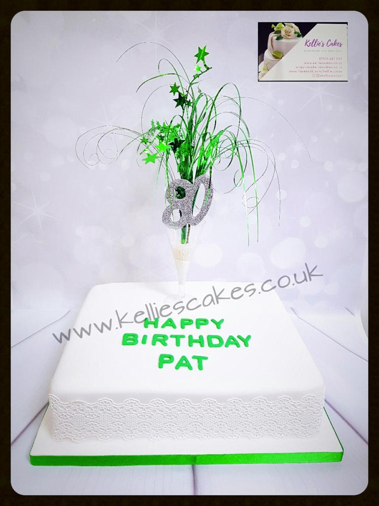 Kelliescakes1's tweet photo. Vanilla cake for an 80th birthday with edible @cakelaceltd around the base #80thbirthdaycake #80thbirthday #cakelace #gantshill #cakemaker https://t.co/XhjKjzEwSv