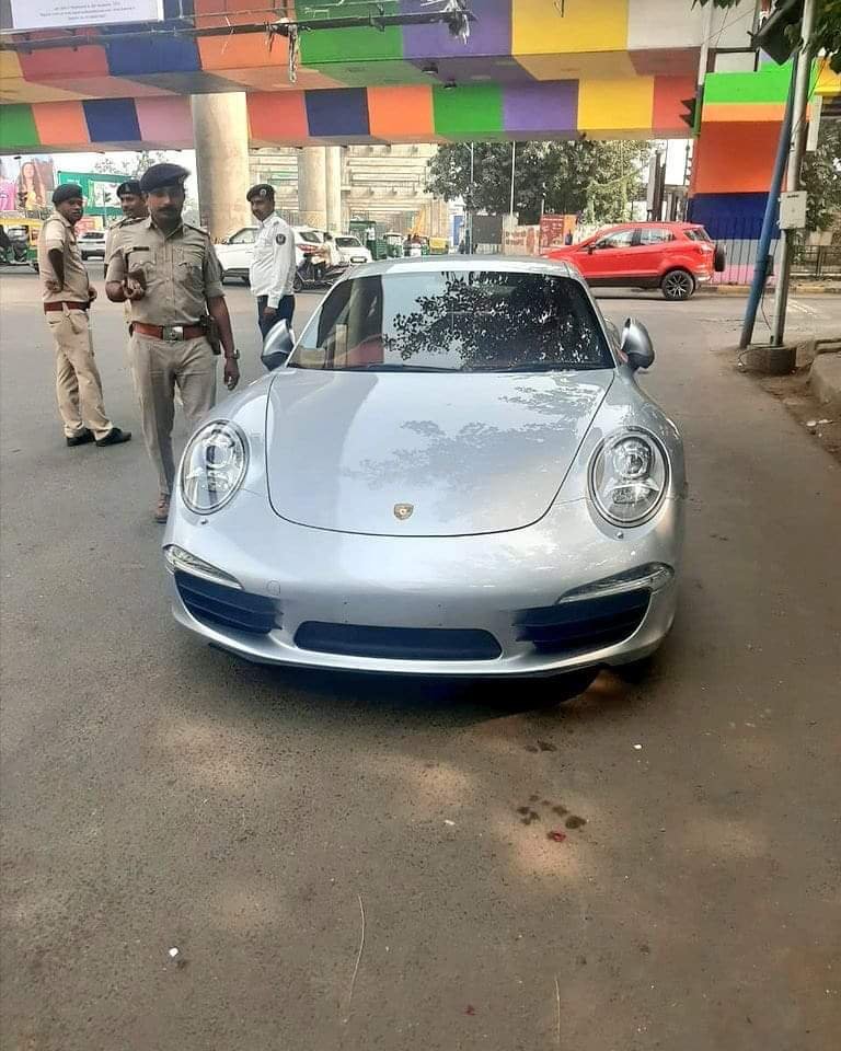 ANI's tweet photo. Ahmedabad Police detained a Porsche 911 car y'day and imposed fine of Rs 9.80 lakhs on owner. Ajit Ranjan, DCP,Traffic says,"We detained car as it did not have proper documents and valid number plate. Car was uninsured and earlier penalties worth over Rs 9 lakhs were unpaid." https://t.co/92vGwjHnCy