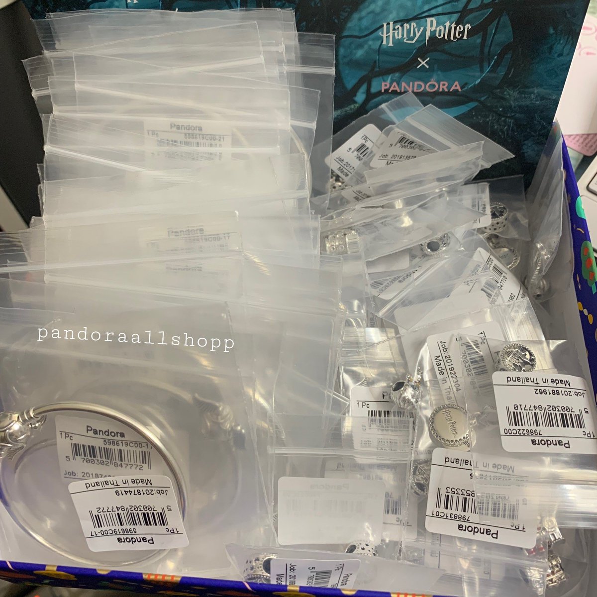 pandoraallshopp's tweet image. 🦉⚡ สวัสดีวันเงินเดือนออกค่า ~ แพนโดร่าแฮรี่ลอตพรีลอตแรกเริ่มมาแล้วค่าา ยังมีไม่ได้อีกเพียบเลยค่า 😭 สนใจสักพรีได้ไว้ได้เบยค่ะ ตัวอื่นที่ไม่ใช่ลูกสนิชทอง รอไม่นานค่ะ 😘❤️
#ของขวัญ #แพนโดร่า #pandorathai #pandorath #pandora #pandorathailand #วิ่งไล่ลุง #Frozen