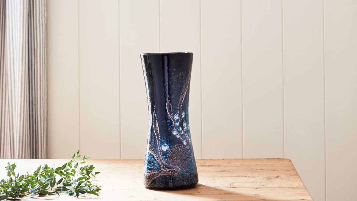 Poole_Pottery's tweet photo. Introducing Poole's new Hourglass shape vase. Available with 10% off this weekend, in Maya, Celestial and Sunset. https://t.co/NDAu6LgYKg https://t.co/ykwcSLUrI2