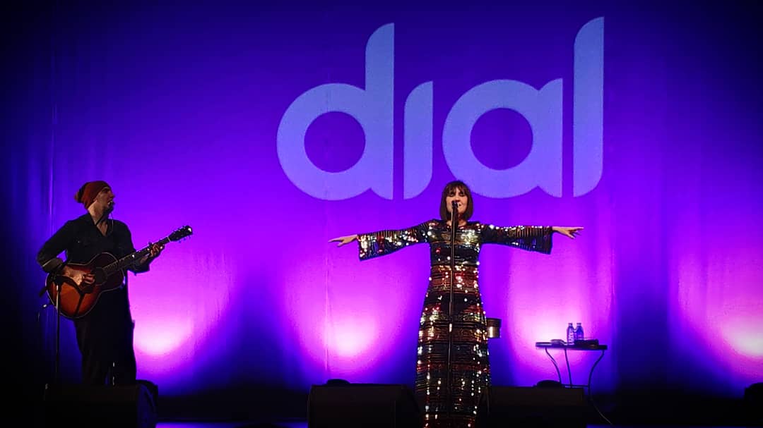 DesireeMesa's tweet photo. Únicamente con su voz y la guitarra de Juan Aguirre , Eva Amaral consiguió llenar ayer el escenario ¡¡Espectacular, erizante y emocionante!! Si algún día tenéis la oportunidad no dejéis de ver en directo a @amaraloficial 
Gracias @cadena_dial
y @rubi_ciutat 🔝🐺 https://t.co/Sk53Bezj68