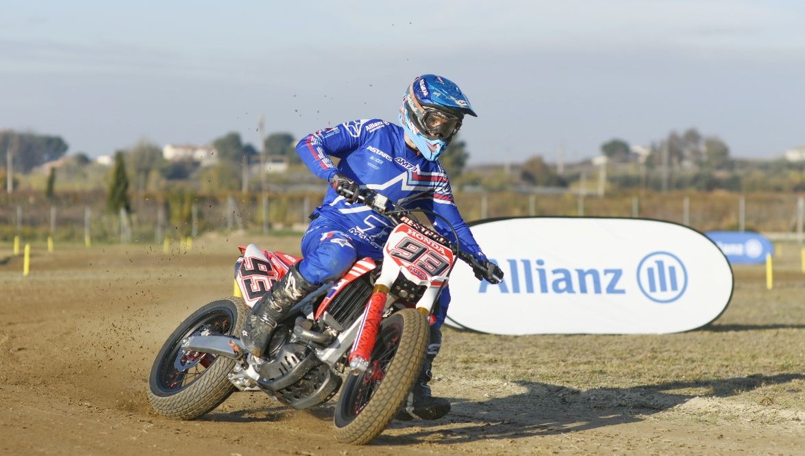 ¿Ves algo raro en esta foto? <a href="/alexmarquez73/">Alex Márquez</a> empieza el último día del #AllianzMotorCamp19, ¡con la moto de su hermano <a href="/marcmarquez93/">Marc Márquez</a>! #flatrack #gas