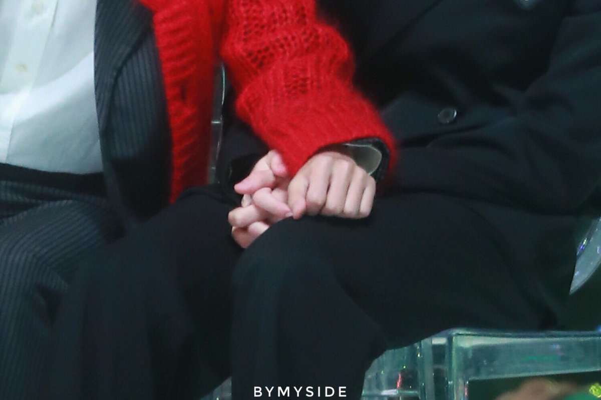 _ffahfee's tweet photo. มาแล้วค่ะโมเม้นแรกเริ่ม แทหันไปคุยกะสตาร์ฟแต่มือนี่แวะไปเกาะขาน้องใหญ่เลย💗

#MMA2019 #kookv https://t.co/MuoIMsA5HO