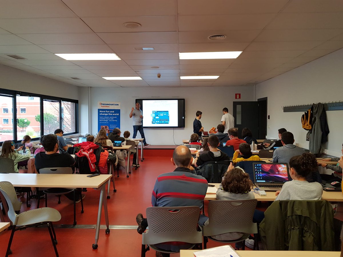 TechnovationAI's tweet image. #AIfamiliesMad #technovationfamilies Hoy @UEuropea #arduinos y con @TomellosoTech @hhkaos  #microbits #JoseManuel #Remedios Y nuestros mentores #Laura #Alberto #Fatima #Alvaro... @TechnovationAI @technovation