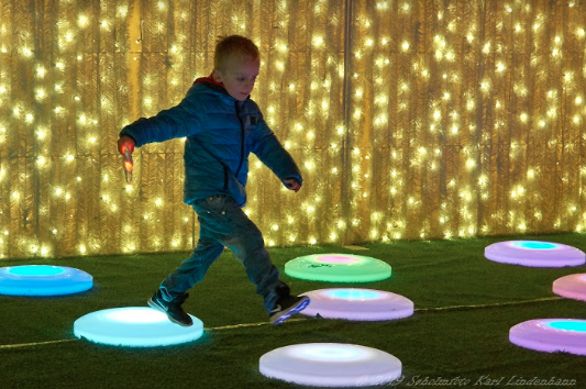glow_odense's tweet photo. Hvem elsker ikke tanken om at være en del af eventyret? #GlowOdense er ikke kun en fest for øjnene, men en magisk palette af interaktiv lege.

Har du købt dine billetter endnu?😉
https://t.co/bZRCHaNUQg

📸 Katrine Lindehaan https://t.co/38qmXNQxco