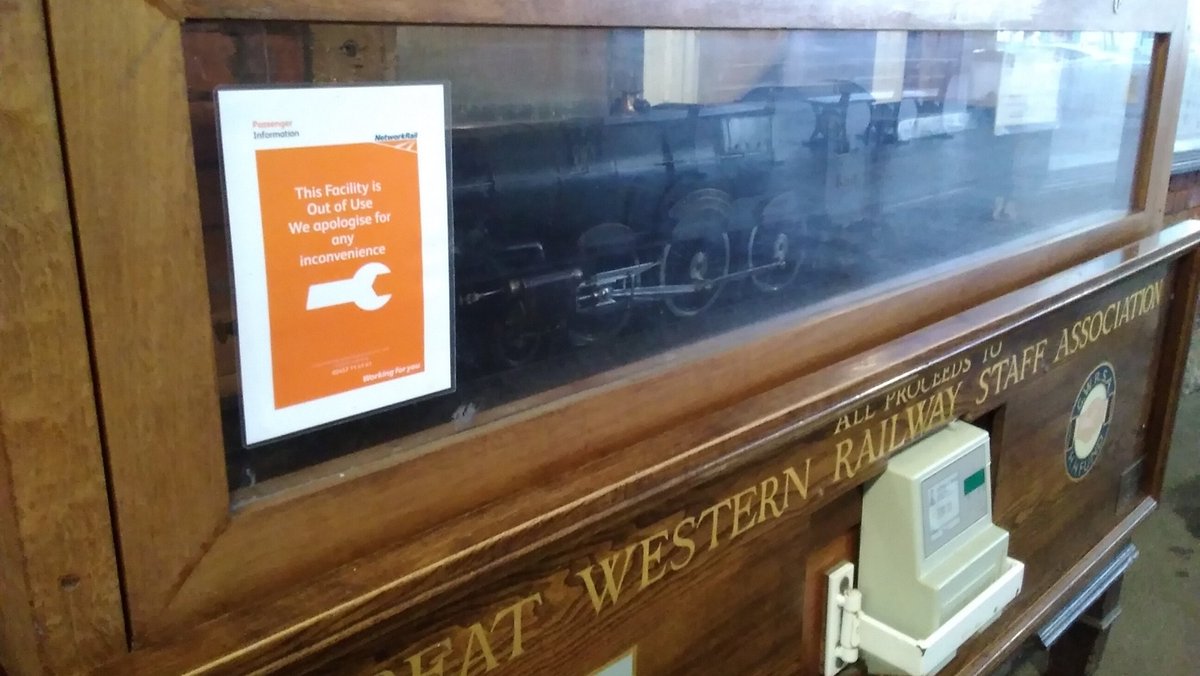ManVsTrain's tweet photo. It appears the #PilningCurse is reaching as far as Bristol Temple Meads now 👻
In the meantime King George V isn't running, #GWRSA are not receiving donations and the next child who expectantly arrives with 20p in hand will be disappointed.
Is anyone working to resolve this? 😔 https://t.co/zaoJ2cZiYu