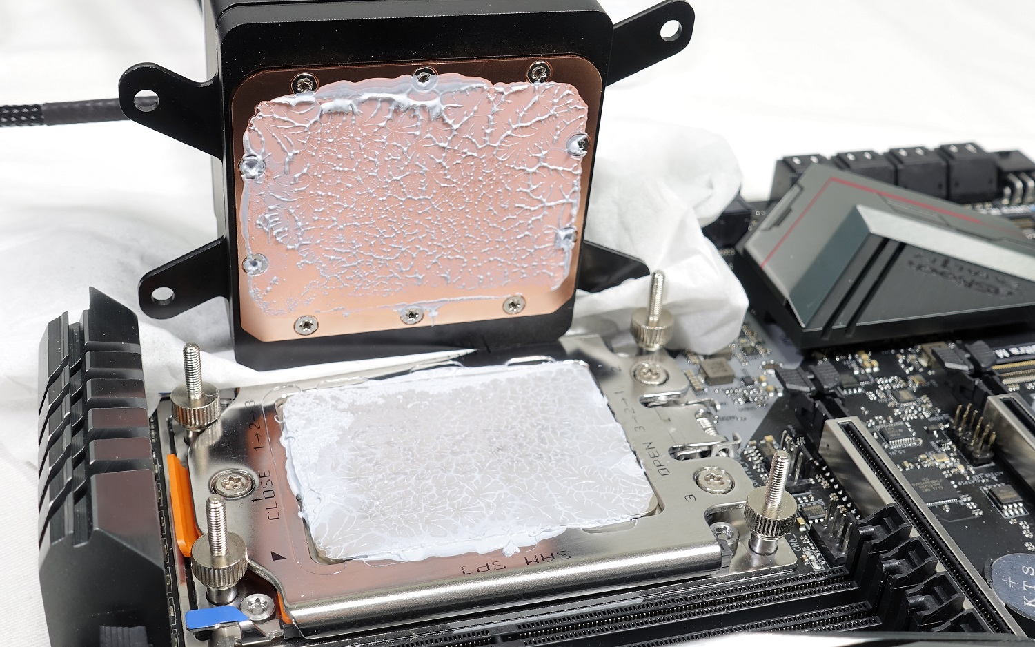 自作とゲームと趣味の日々 Ryzen Threadripper 3970xと3960xで自作pcを組もうと思っている人は必見 スリッパではasetek Oemの簡易水冷cpuクーラーよりも スリッパ専用設計のcpuクーラーがオススメです T Co Jzk1dfbrlx T Co Hu3ddkaybl