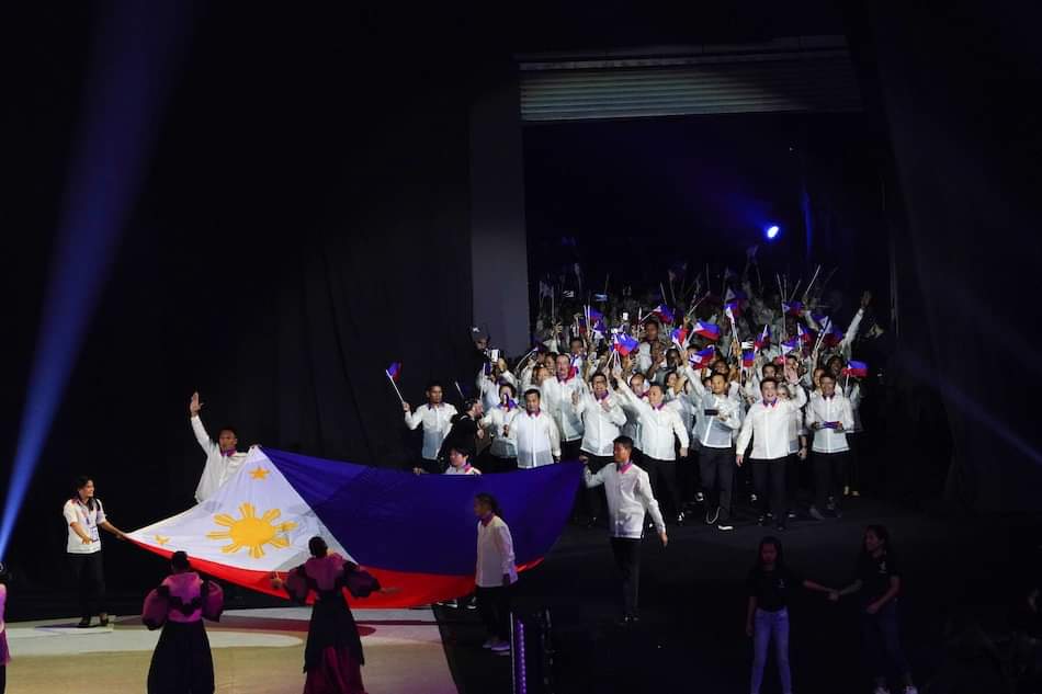 smg_1993's tweet photo. One of those moments that make us proud to be Filipino! WE WIN AS ONE 🇵🇭

#SeaGames2019
#30thSEAGAMES
#WeWinAsOne
#RaiseYourFlag https://t.co/zASDYaduLH