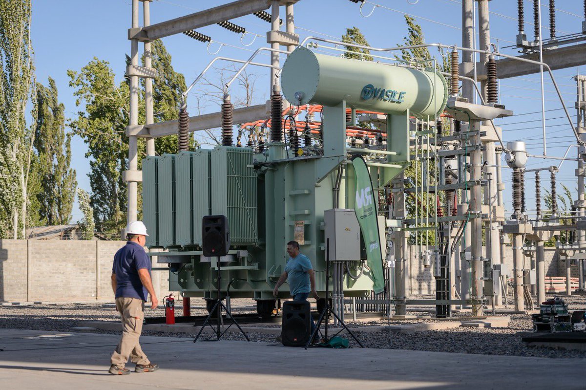 Weretilneck's tweet photo. Inauguramos la Estación Transformadora Ing. Cipolletti, primera obra energética finalizada del Plan Castello que mejorará el abastecimiento del servicio en toda la región y permitirá la radicación de actividades productivas para el desarrollo económico y la generación de empleo. https://t.co/kyvWIFmMTa