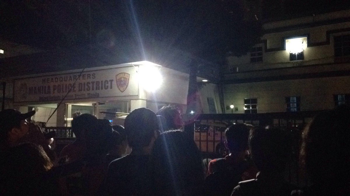 AnakbayanUST's tweet photo. ARTISTA NG BAYAN, PALAYAIN!
Militant youth groups hold an indignation protest in front of the Manila Police District to condemn the coercive arrest of 4 Panday Sining members by police out of uniforms earlier during the Boni Day rally
#AFPPNPBackOff https://t.co/Y4rpAqPNxl