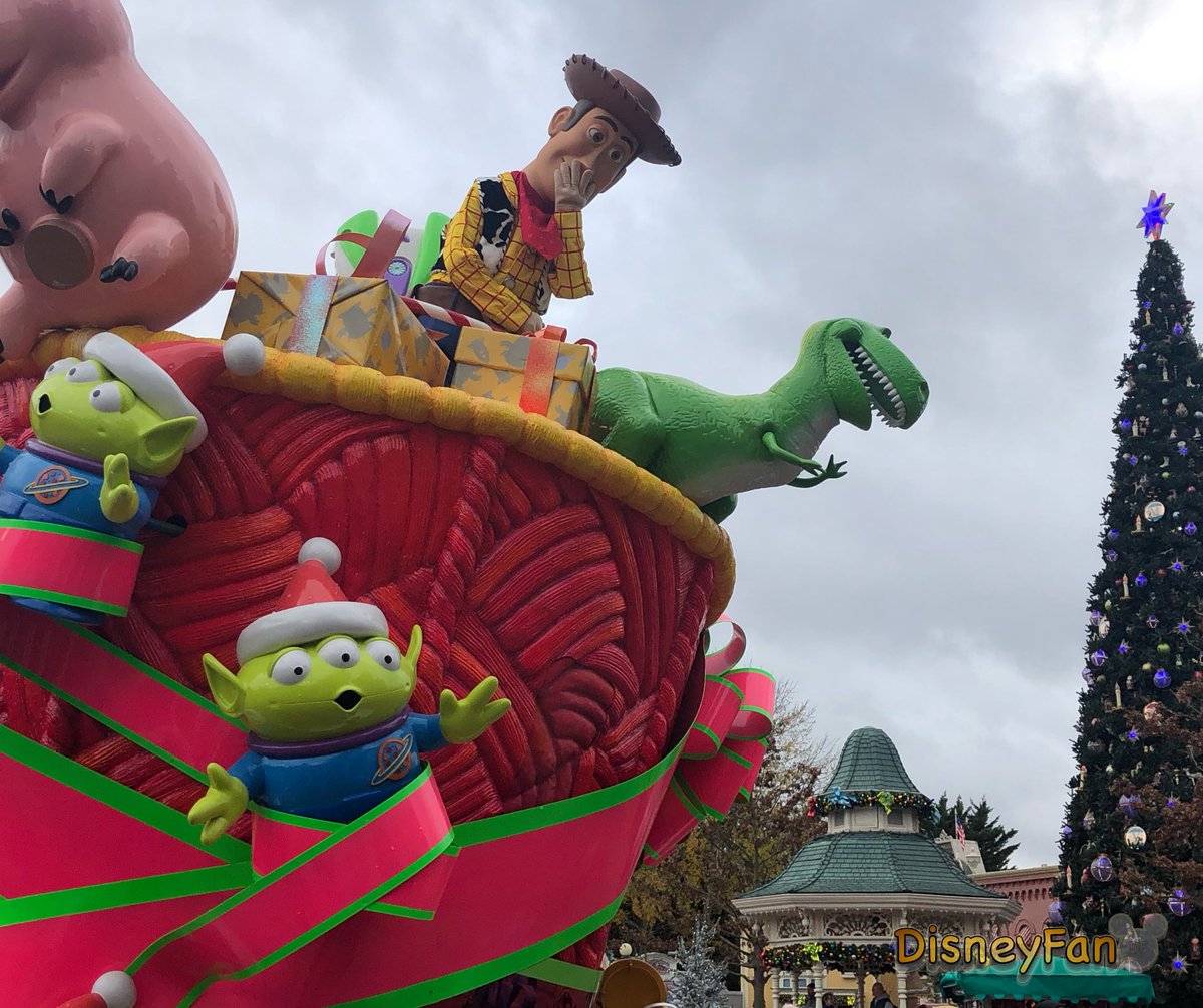 disney_fanfr's tweet photo. 🎄C’est le week-end - Voici les photos de la parade de Noël (la suite)
@disney_fanfr @DisneylandParis
#disneyfan #instadisney #disneypic #disneyig #disneylover #disneyparks #disneyside #disneyfun #disneyart #disneyworld #disneyday #disneyblogger #disneygramers #disneycolors https://t.co/OOmSflAeZd