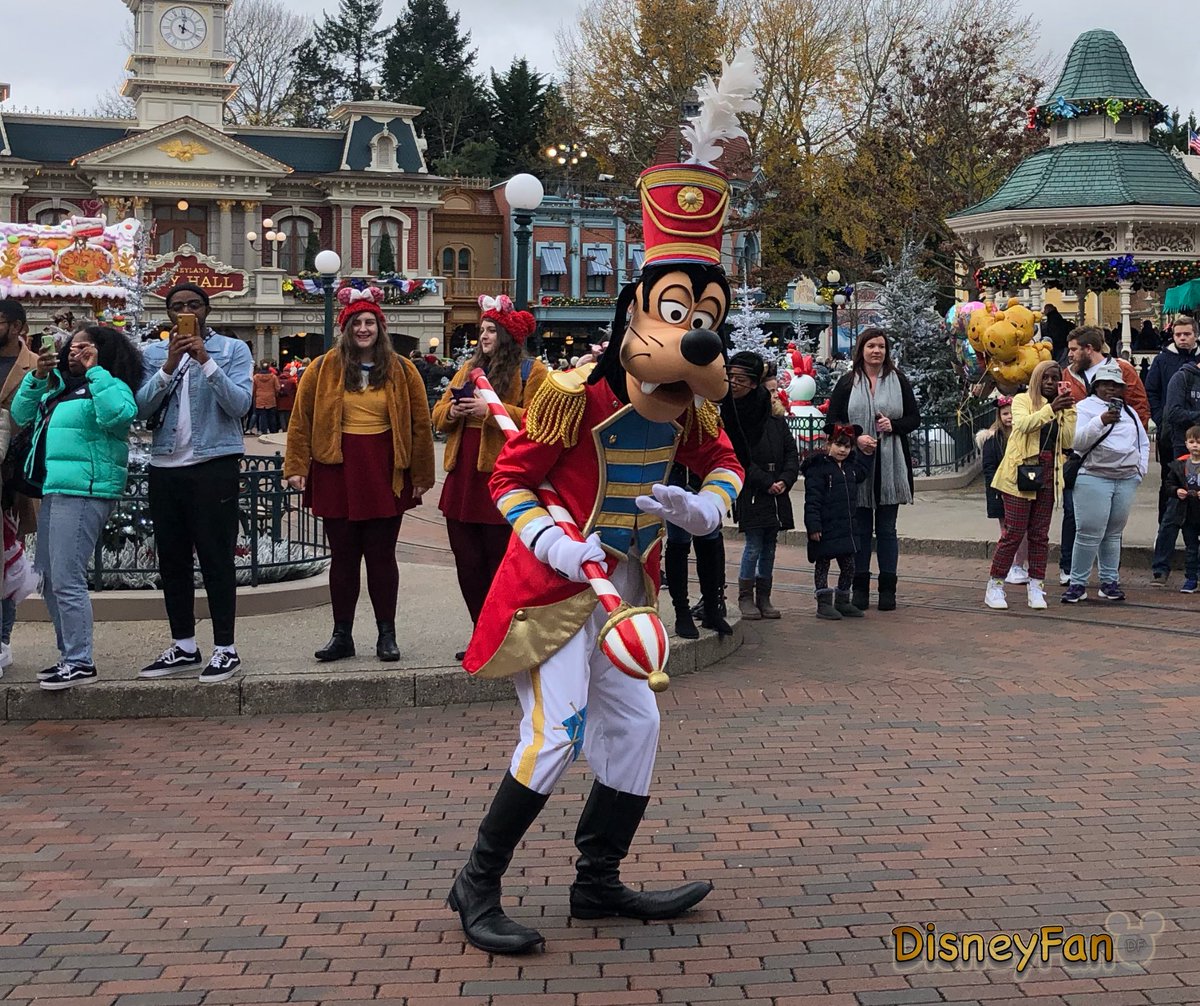 disney_fanfr's tweet photo. 🎄C’est le week-end - Voici les photos de la parade de Noël (la suite)
@disney_fanfr @DisneylandParis
#disneyfan #instadisney #disneypic #disneyig #disneylover #disneyparks #disneyside #disneyfun #disneyart #disneyworld #disneyday #disneyblogger #disneygramers #disneycolors https://t.co/OOmSflAeZd