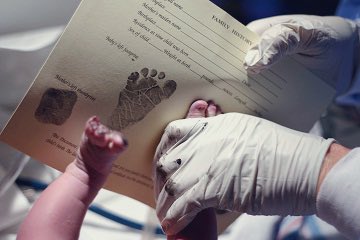 مشاعل الأسمري على تويتر لماذا يتم الاعتماد على بصمة المولود الجديد بدلاً من بصمة اليد؟
